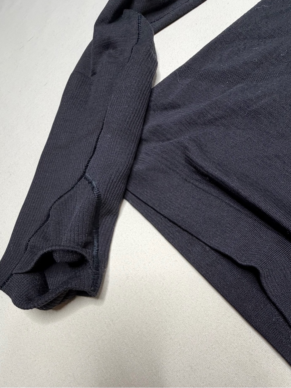 Lululemon Women’s Long Sleeve Black Crewneck Top sz 2 727 - Picture 2 of 4